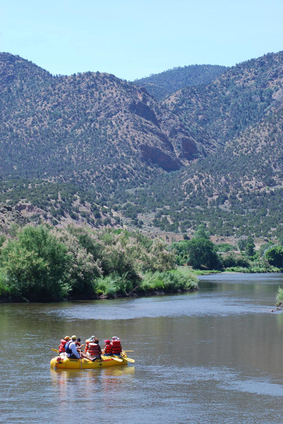 Family floating on the orilla verde Family floating on the orilla verde
